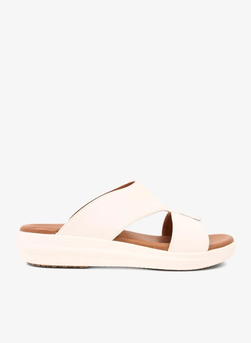 كومفورت بلس صنادل مريحة بيضاء بتصميم أنيق